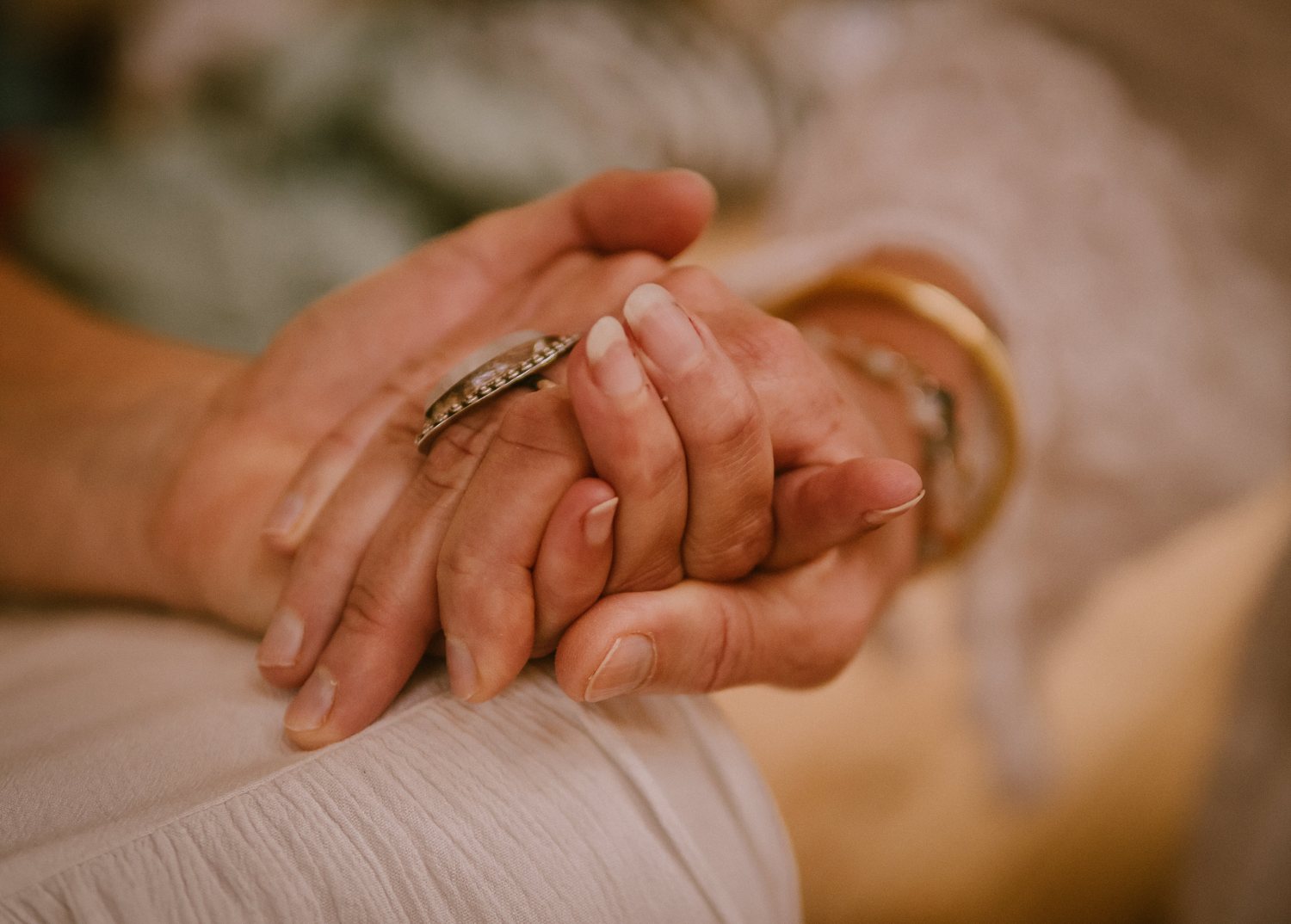 Mains jointes, tendresse silencieuse