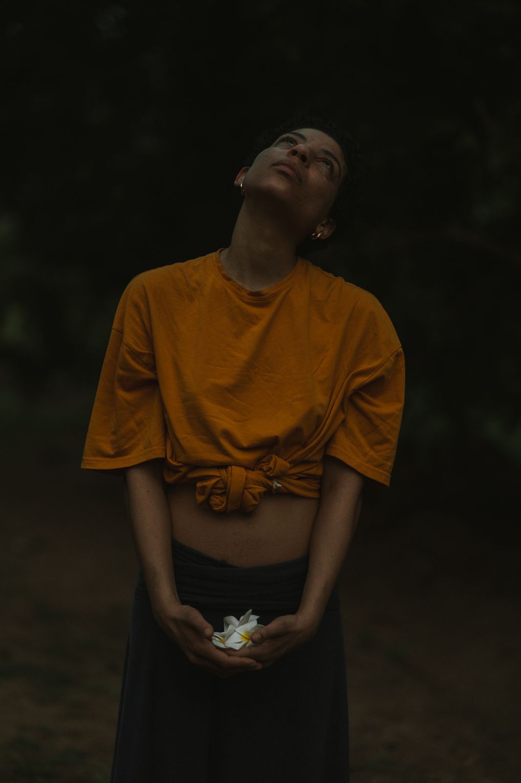 Visage offert &agrave; la lumi&egrave;re, les yeux clos, dans le silence int&eacute;rieur