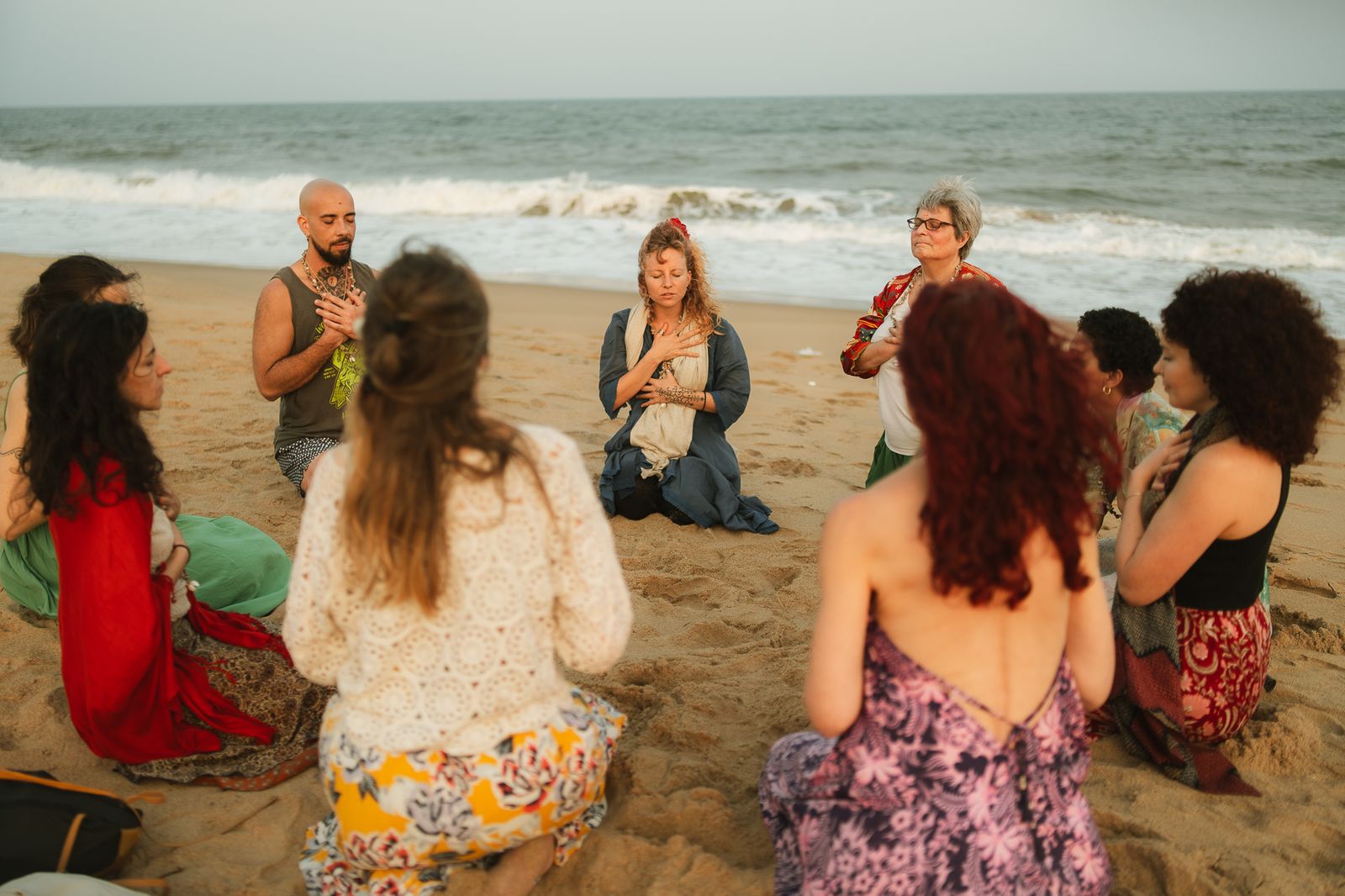 M&eacute;ditation en cercle, mains sur le c&oelig;ur, lors d'une pr&eacute;c&eacute;dente retraite SE PANSER