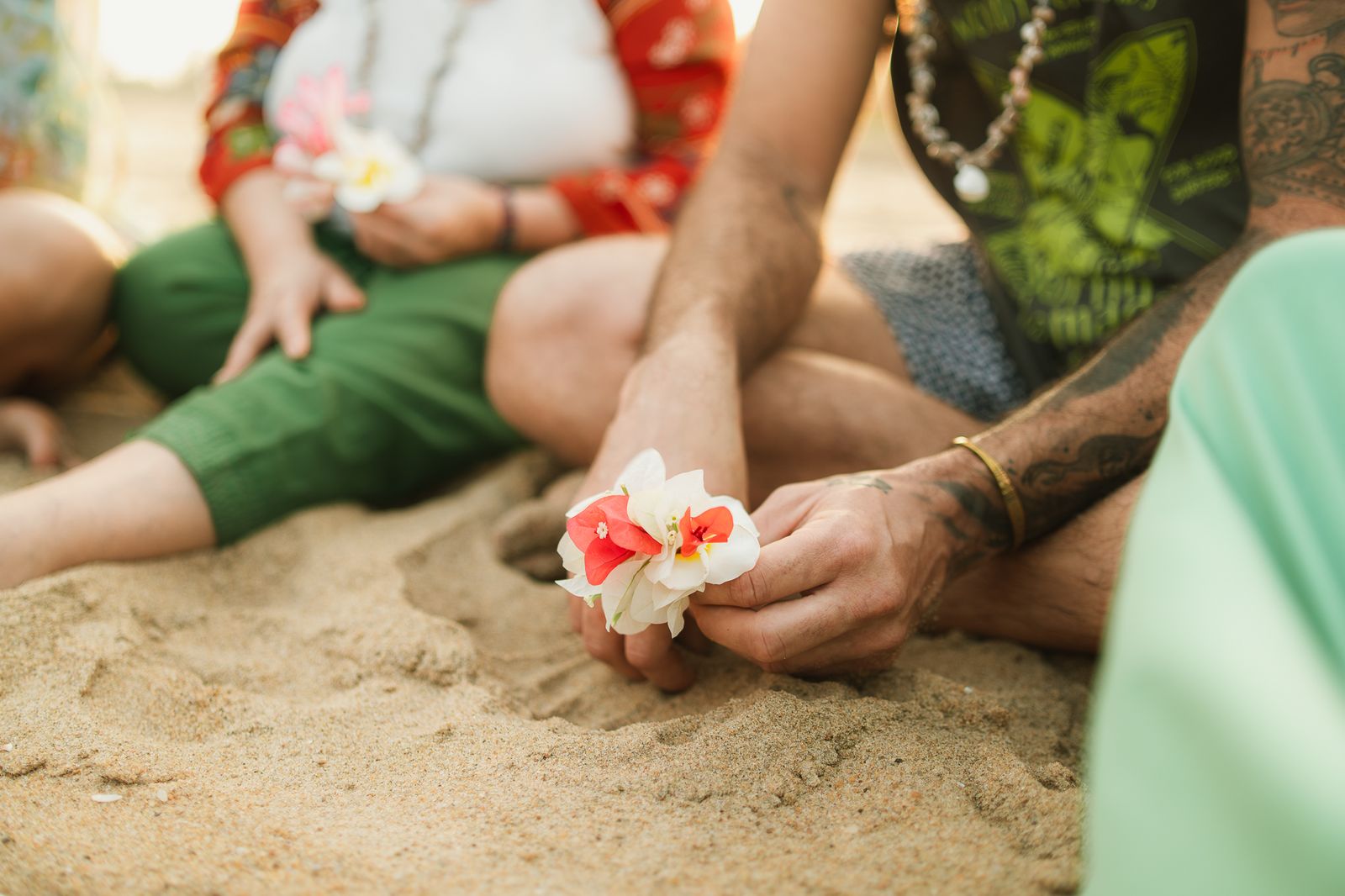 Fleurs offertes dans le sable