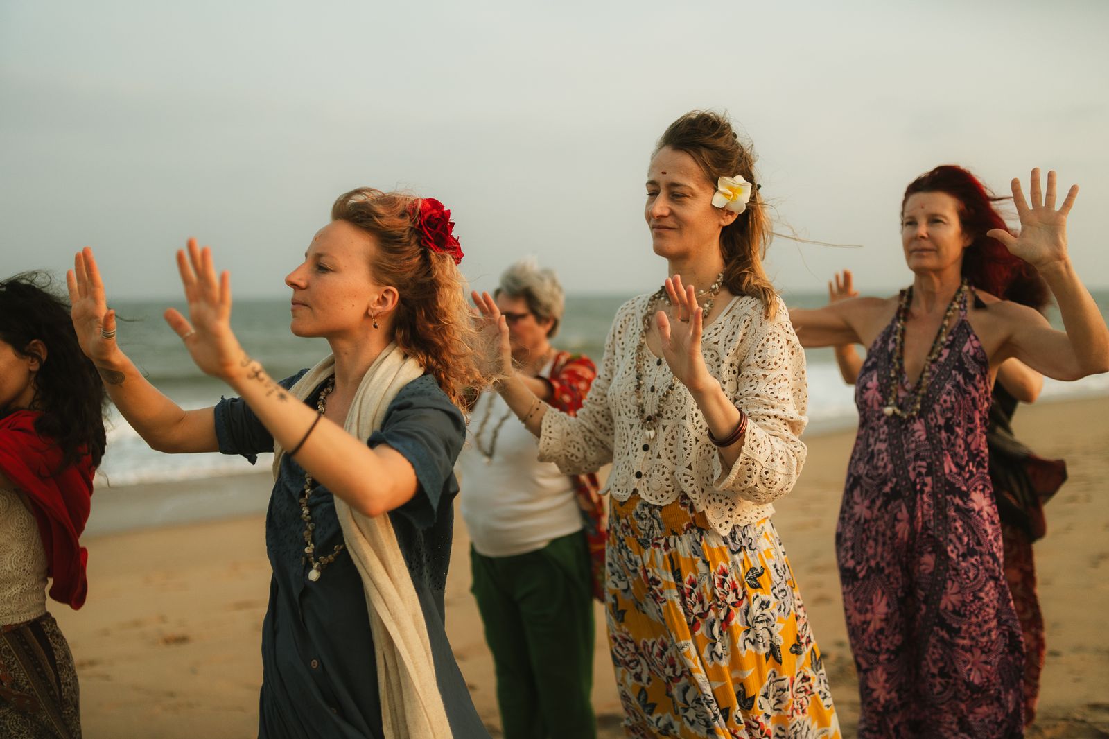 Danse et contact en groupe sur la plage, lors d'une pr&eacute;c&eacute;dente retraite SE PANSER