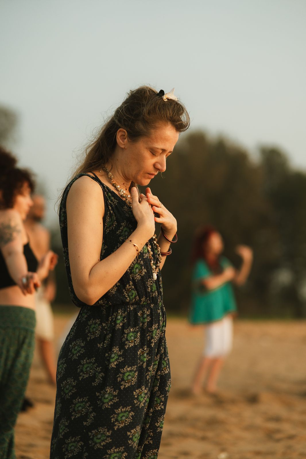 M&eacute;ditation solitaire, mains sur le c&oelig;ur