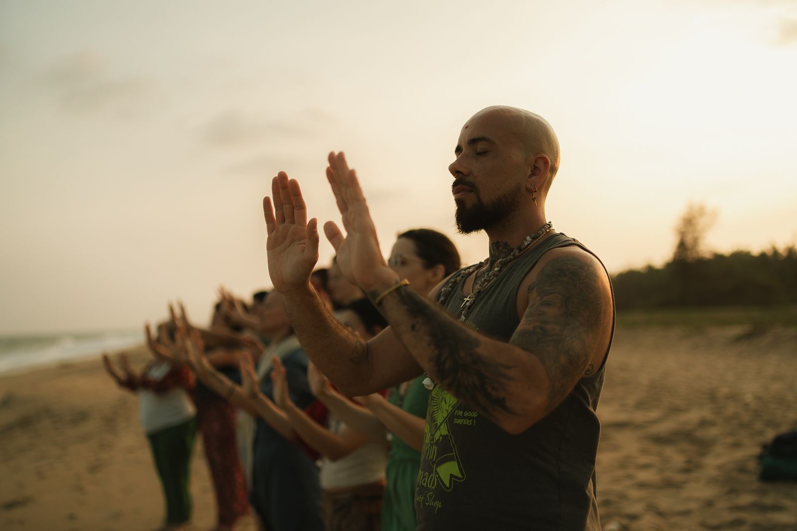 Cercle de m&eacute;ditation, mudra face &agrave; l'oc&eacute;an