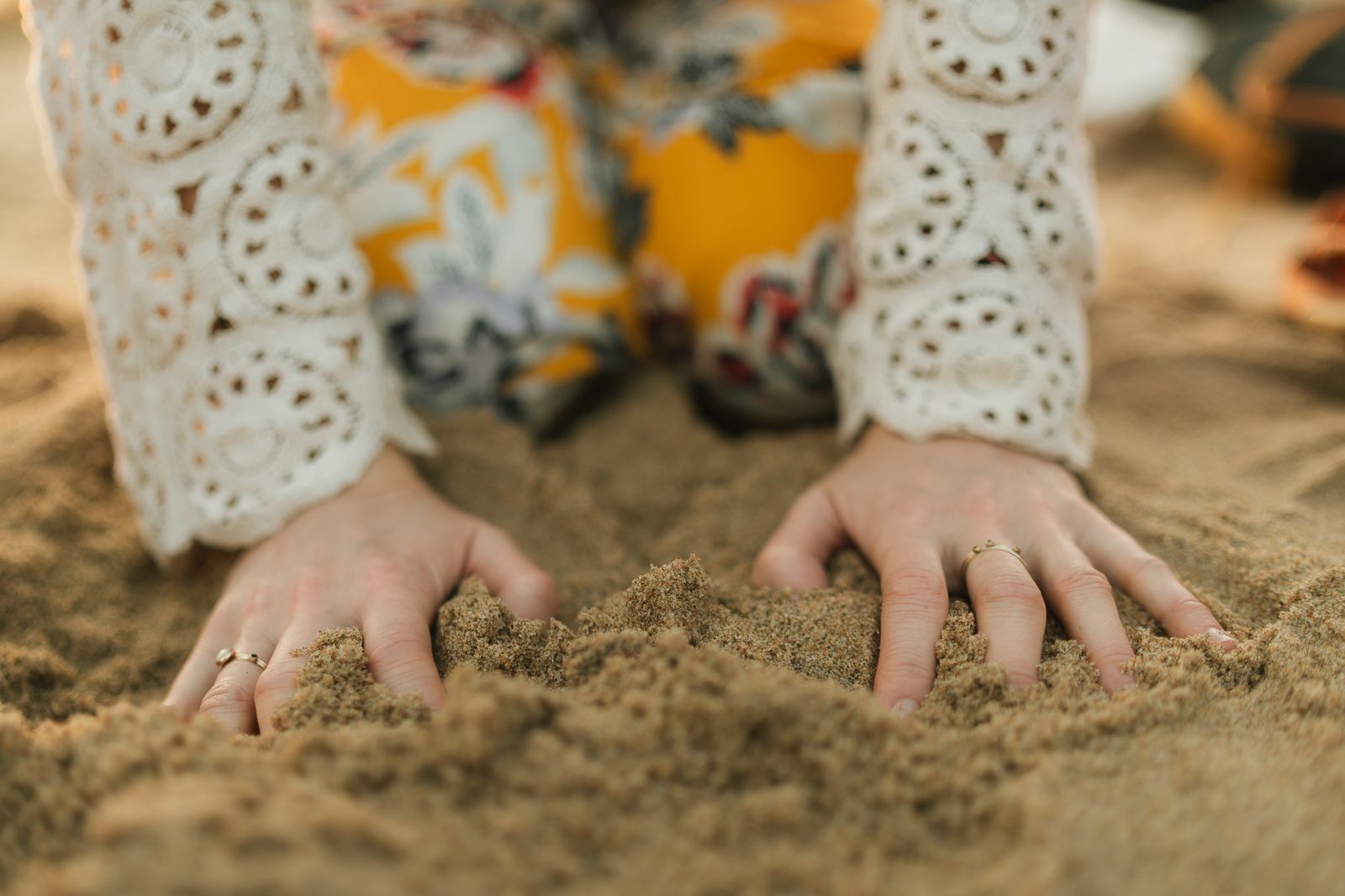 Mains dans le sable, m&eacute;moire tactile