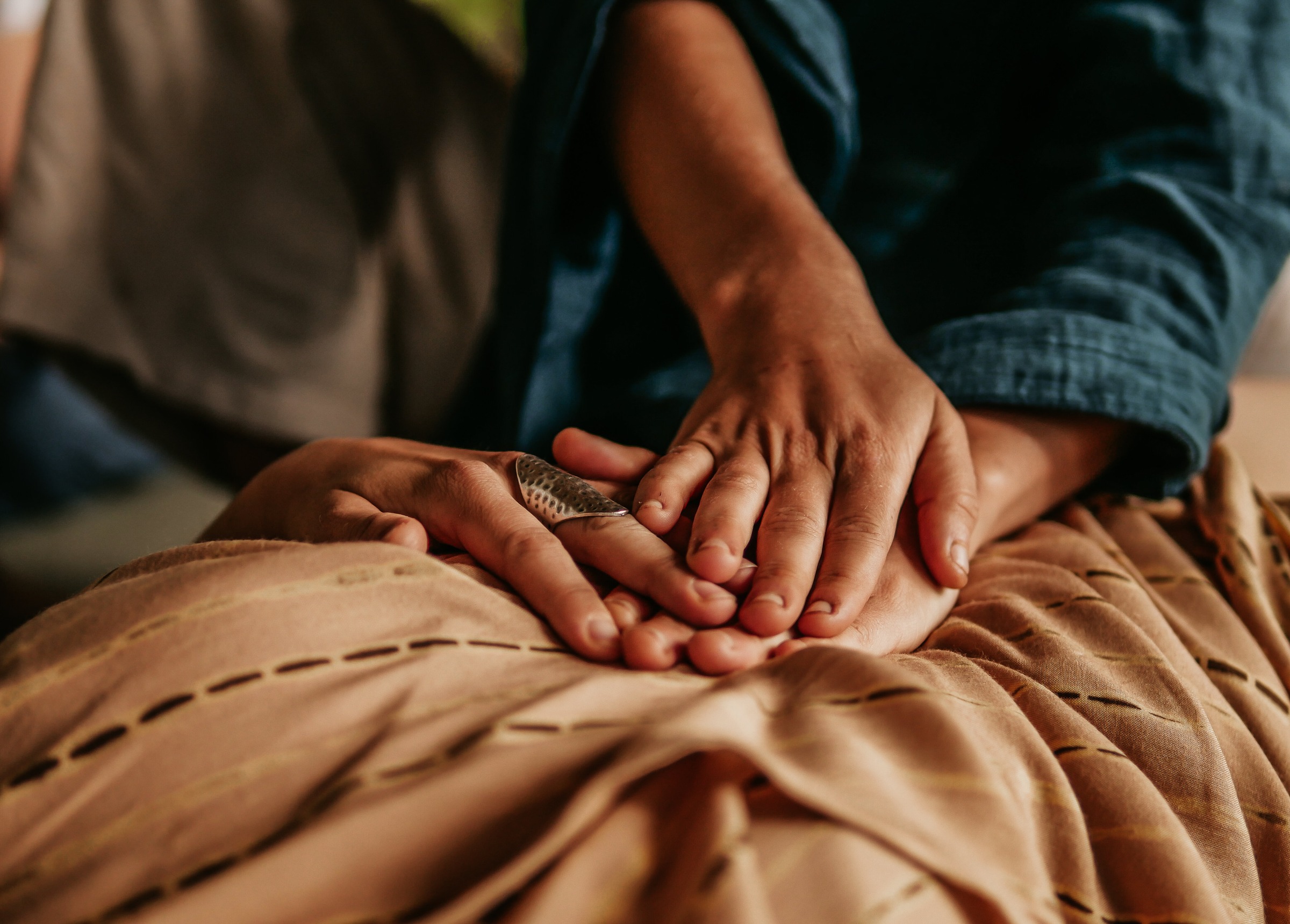 Deux mains pos&eacute;es l'une sur l'autre, en douceur, &eacute;coute du corps
